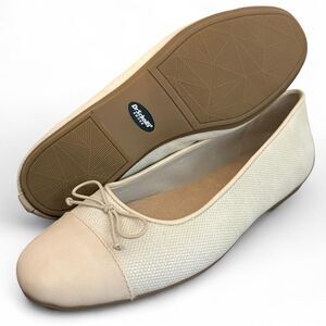 Dr. Scholls Size 8 Cream Ballet Flats With a Bow Detail